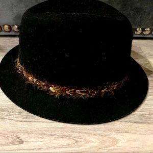 Free People Black fedora with feather band *Mobwife Aesthetic*